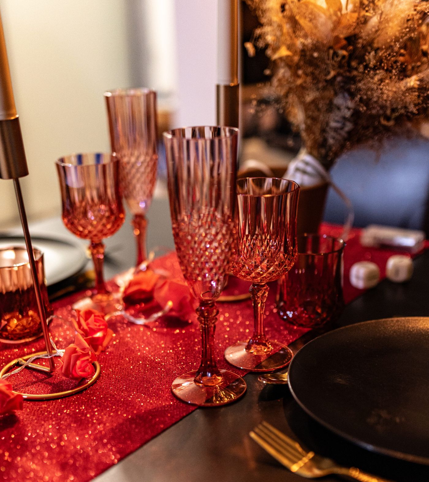Chemin de table rouge en velours avec paillettes et motif losange, 28x300 cm, décoration romantique et élégante