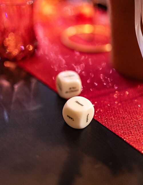 Jeu de 2 dés coquins blancs 2,5cm avec actions et parties du corps, accessoire ludique pour soirée à deux