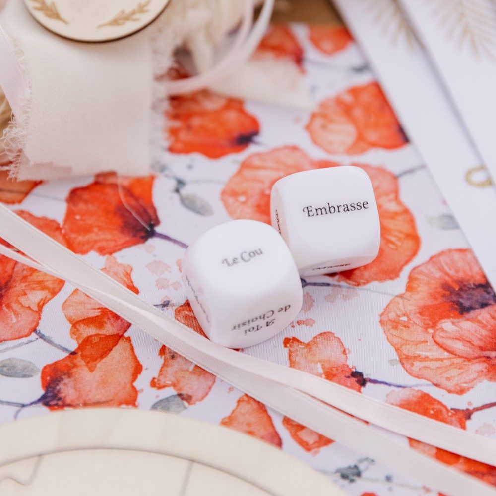 Jeu de 2 dés coquins blancs 2,5cm avec actions et parties du corps, accessoire ludique pour soirée à deux