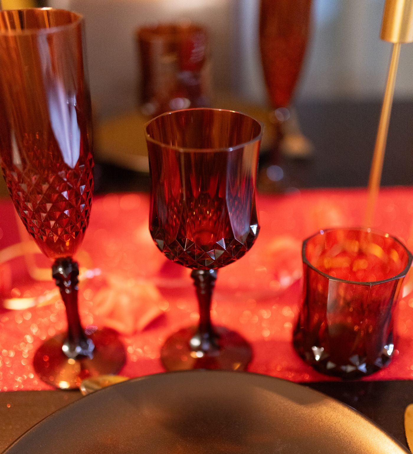 Verre à pied réutilisable en plastique ambré 220ml effet cristal, élégant et solide pour table romantique ou dîner à deux