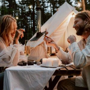 couple diner romantique art de la table roseandfly