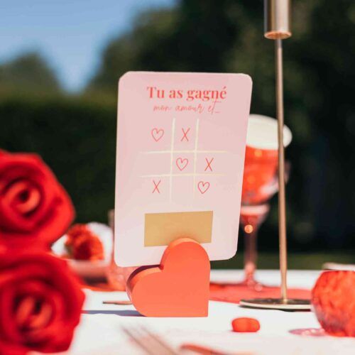 Jeu à gratter amour présenté sur une table romantique