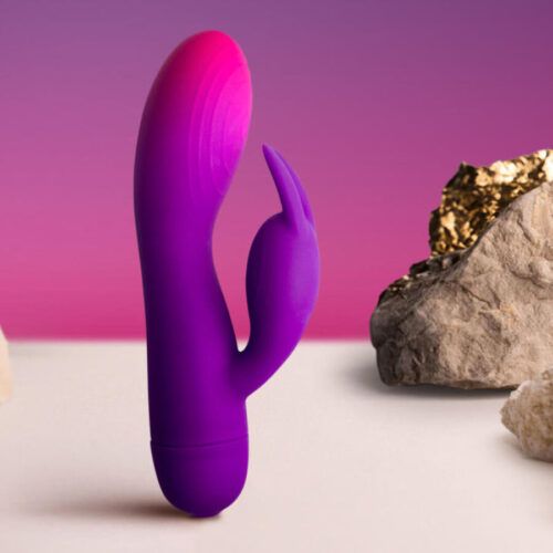 Vibromasseur lapin violet Rocks-Off Glo-Girl présenté dans une ambiance premium.