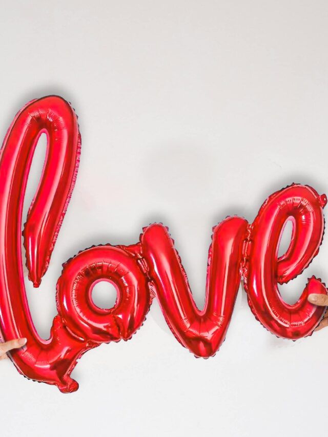 Ballon LOVE tenu par deux mains_ RoseandFly