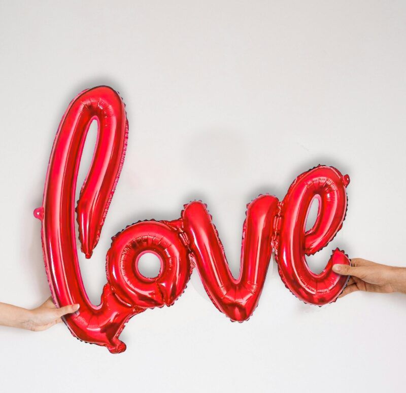 Ballon LOVE tenu par deux mains_ RoseandFly