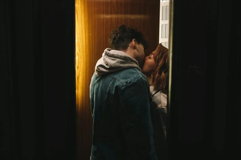 Soirée coquine en couple : 7 idées pour pimenter vos nuits