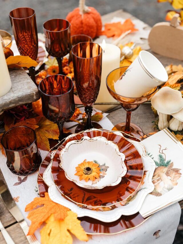 Flûte ambrée effet cristal posée sur une table romantique avec bougeoir et décoration rouge