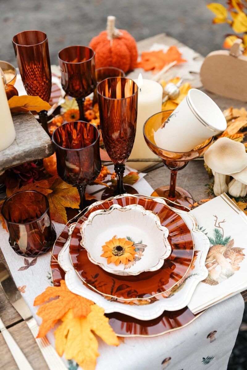 Flûte ambrée effet cristal posée sur une table romantique avec bougeoir et décoration rouge