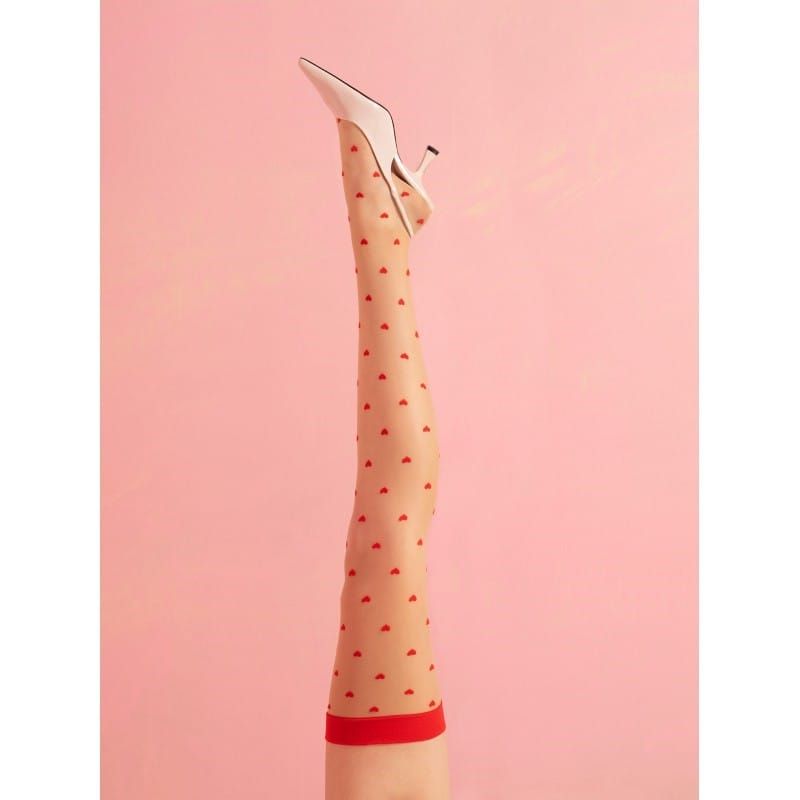 Bas Love Booster 15 DEN couleur poudre avec petits cœurs rouges, lingerie élégante et sensuelle
