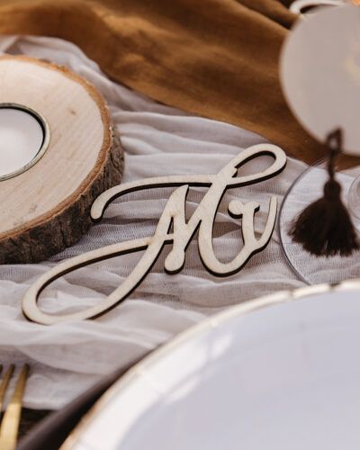 Marque-place en bois Mr & Mme, format 12x7cm, décoration de table naturelle pour mariage et réception