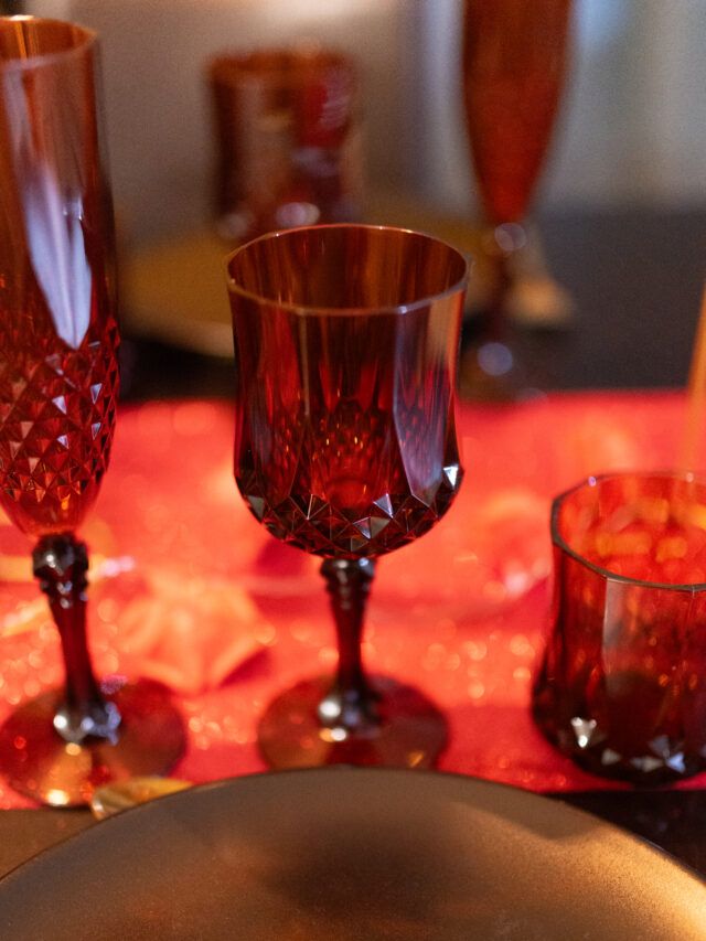 Verre à pied réutilisable en plastique ambré 220ml effet cristal, élégant et solide pour table romantique ou dîner à deux