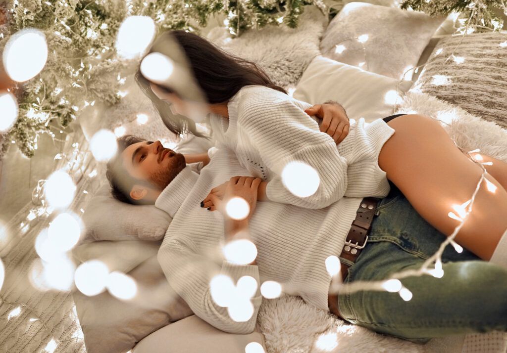 couple allongé décoration de noel ambiance séduction roseandfly