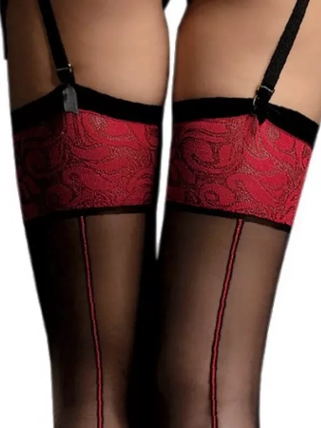 Détail du revers rouge arabesque des bas Scarlett Fiore