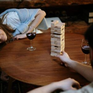 Couple jouant à un jeu de société pendant une soirée romantique – Rose&Fly