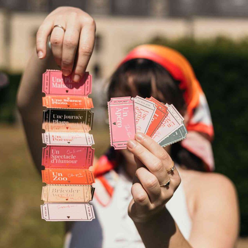 Cartes bons cadeaux couple rouge rose et or