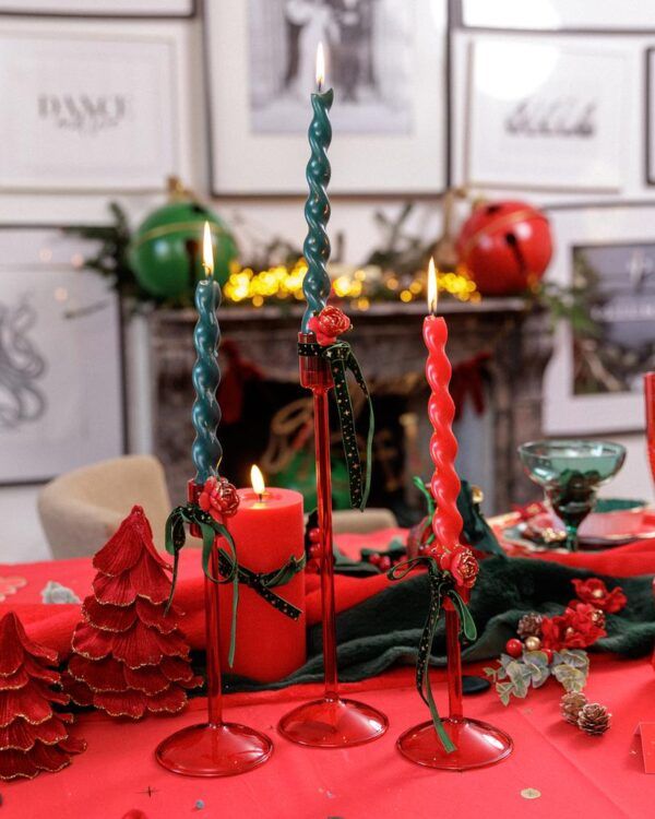 Lot de 2 Bougies Flambeau Torsadées Rouges – 25 cm