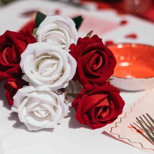 Roses artificielles effet velours rouges et blanches pour décoration romantique et Saint-Valentin