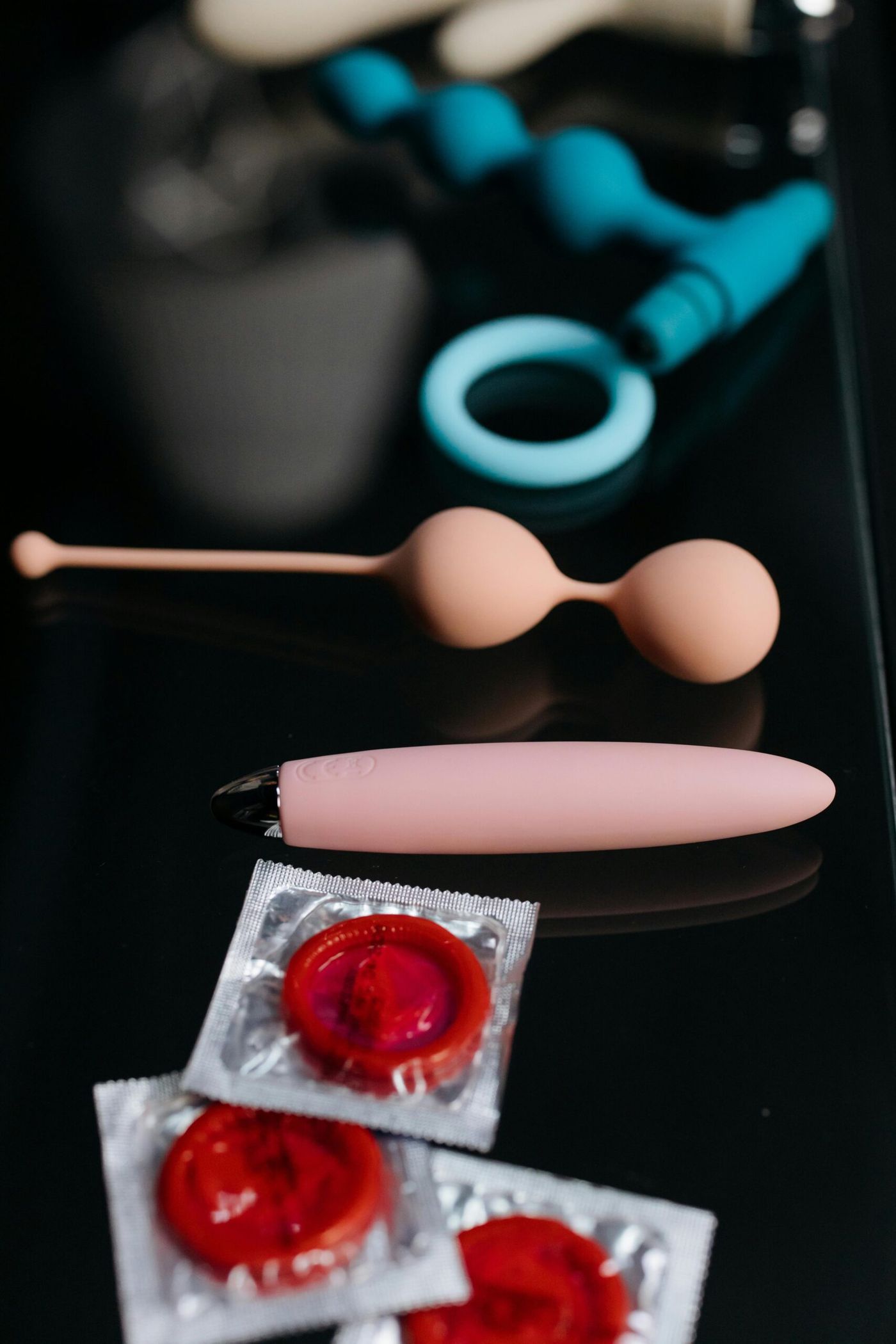 selection sextoy homme posés sur un lit avec protections