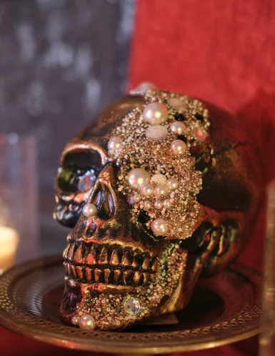 Crâne décoratif orné de diamants posé sur une table roseandfly lovestore français