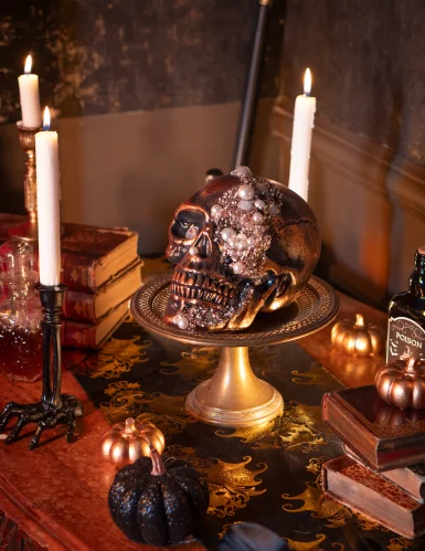 Crâne décoratif orné de diamants posé sur une table roseandfly lovestore français