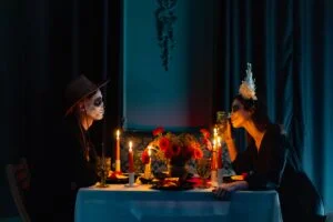 Une table romantique pour Halloween : la soirée à deux la plus facile de l&rsquo;année